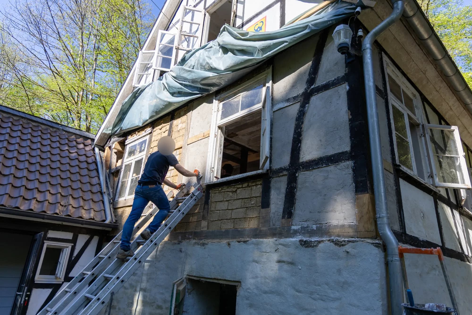 Weitere Putzschichten werden auf die Lehmsteine angebracht.