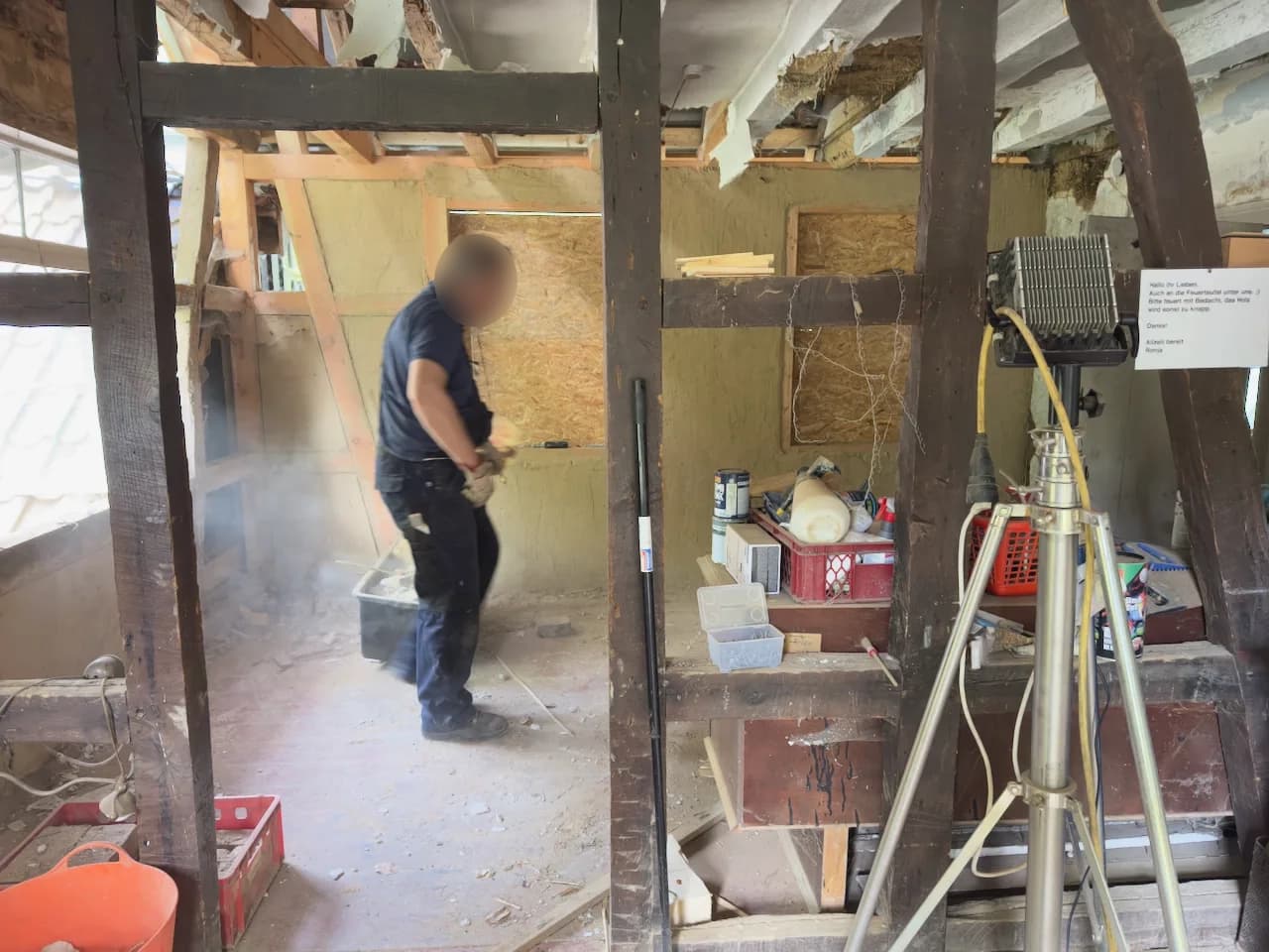 In der oberen Etage wird der alte Putz von den Wänden entfernt.