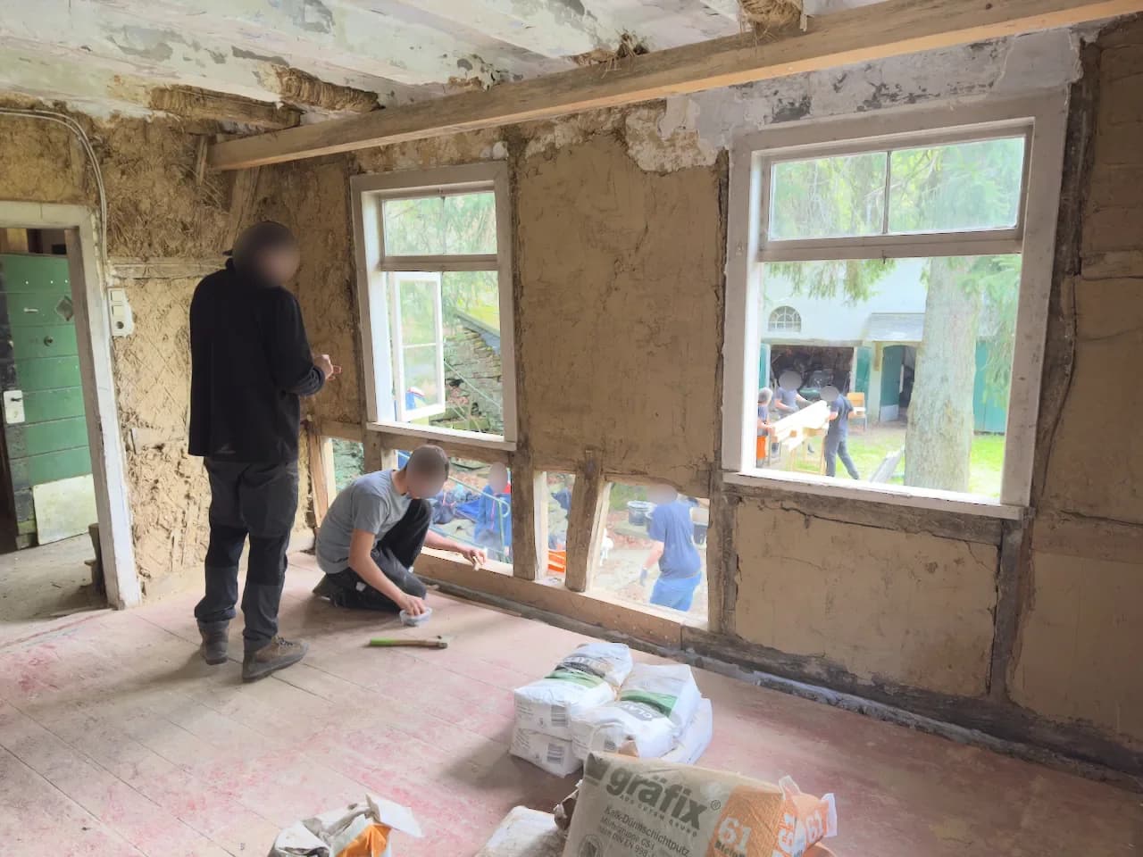 Neue Lehmsteine werden ins neue Gefache eingesetzt.