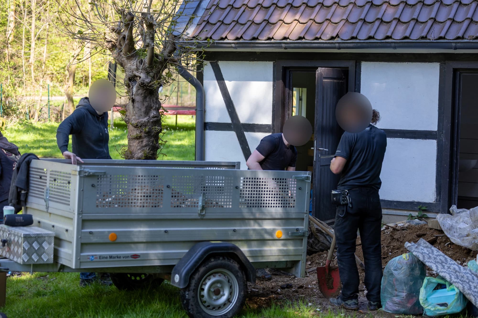 Das Grundstück wird aufgeräumt.