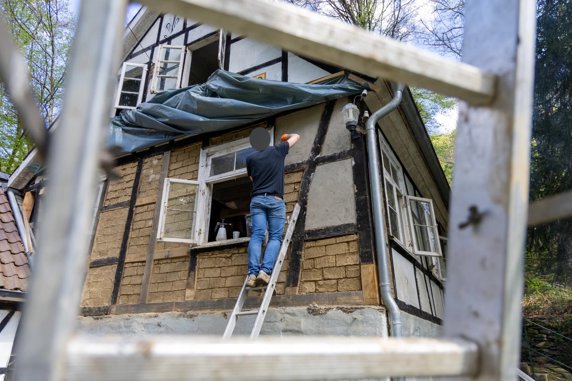 Weitere Putzschichten werden auf die Lehmsteine angebracht
