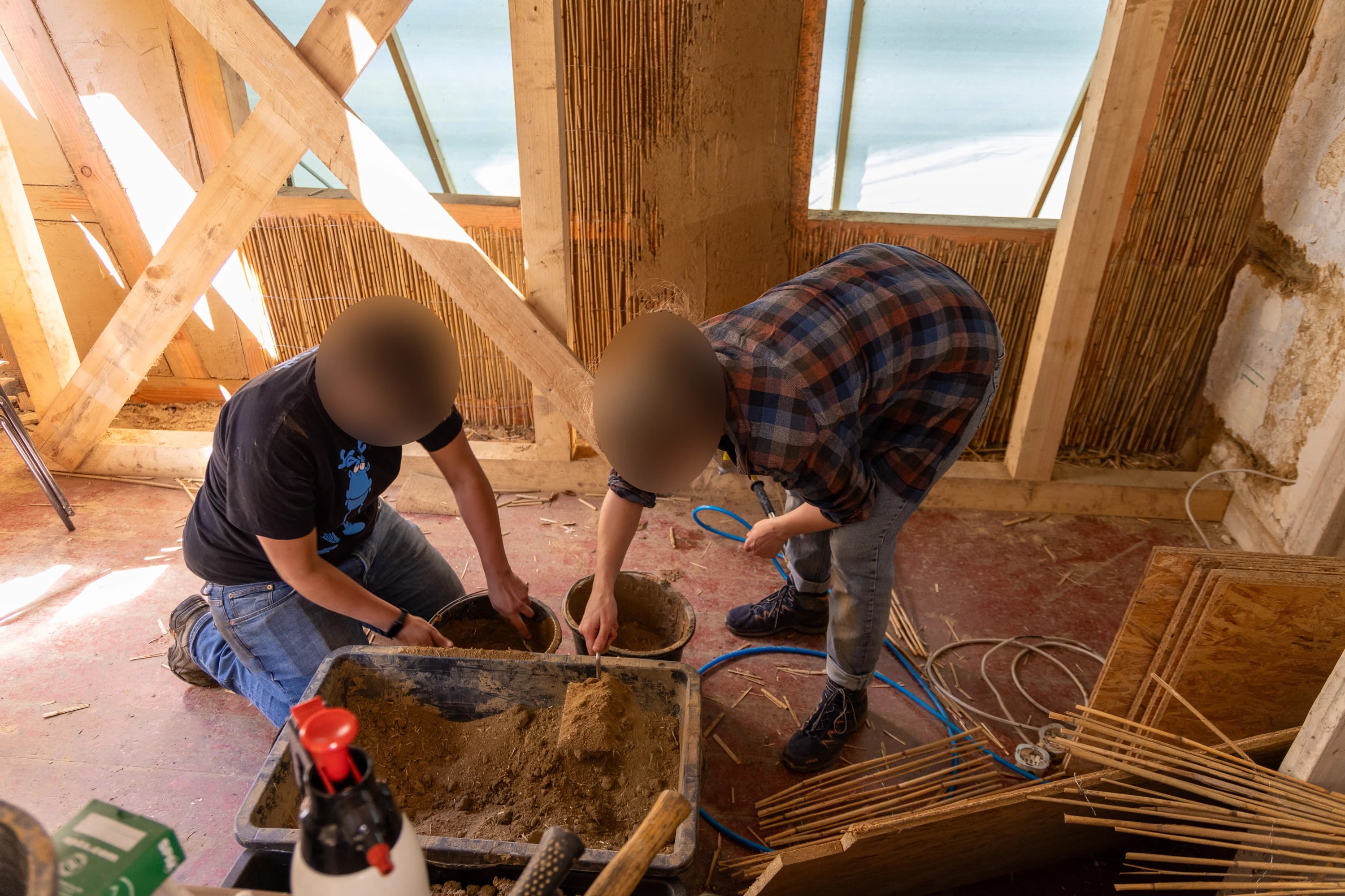 Neuer Lehmputz wird angerührt.