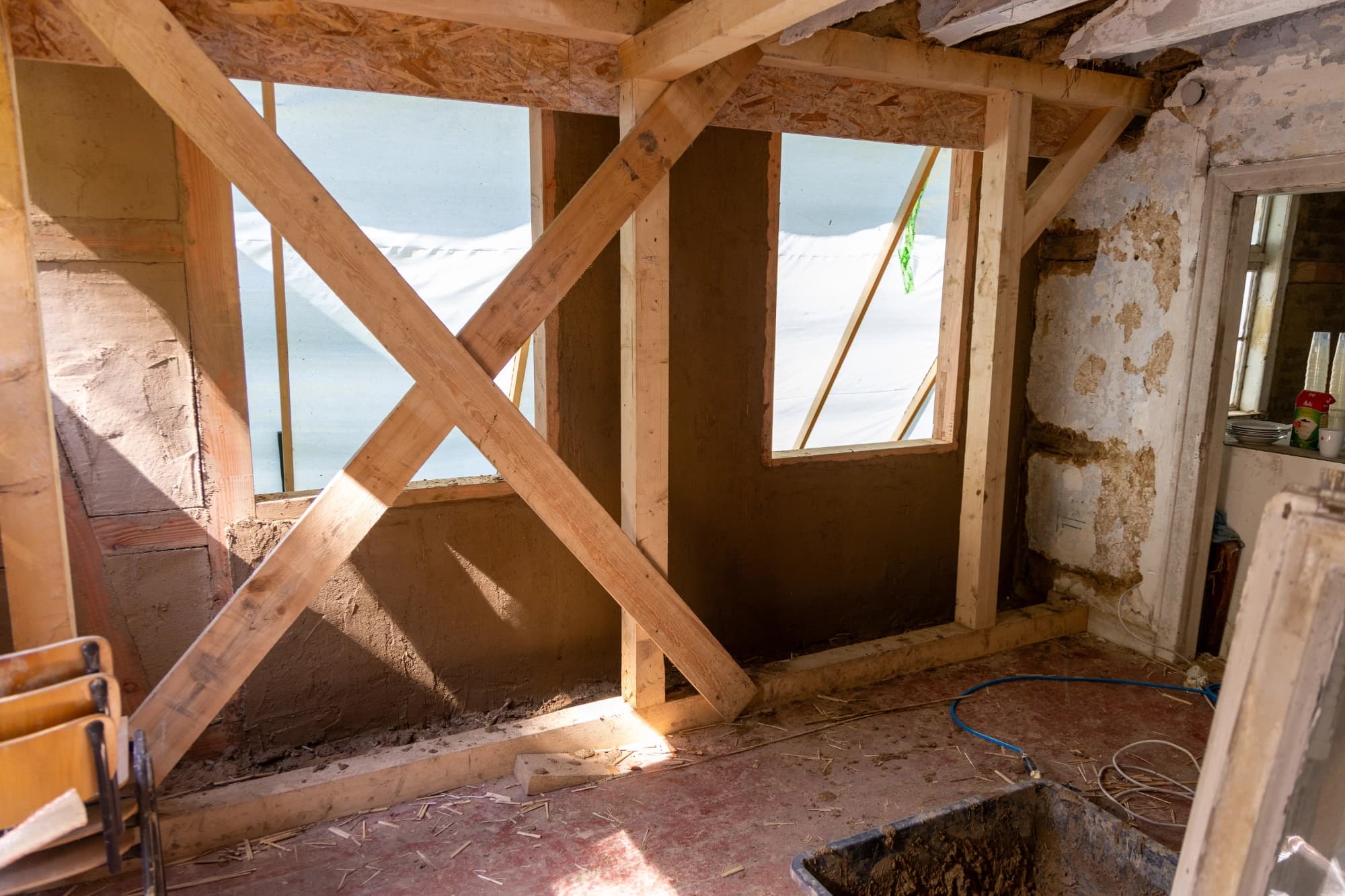 Erste Wand ist vollständig mit Lehm verputzt.